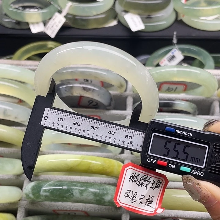 蛇纹石玉未镶嵌手镯93