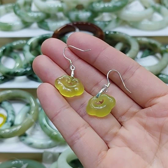 蛇纹石玉未镶嵌耳饰