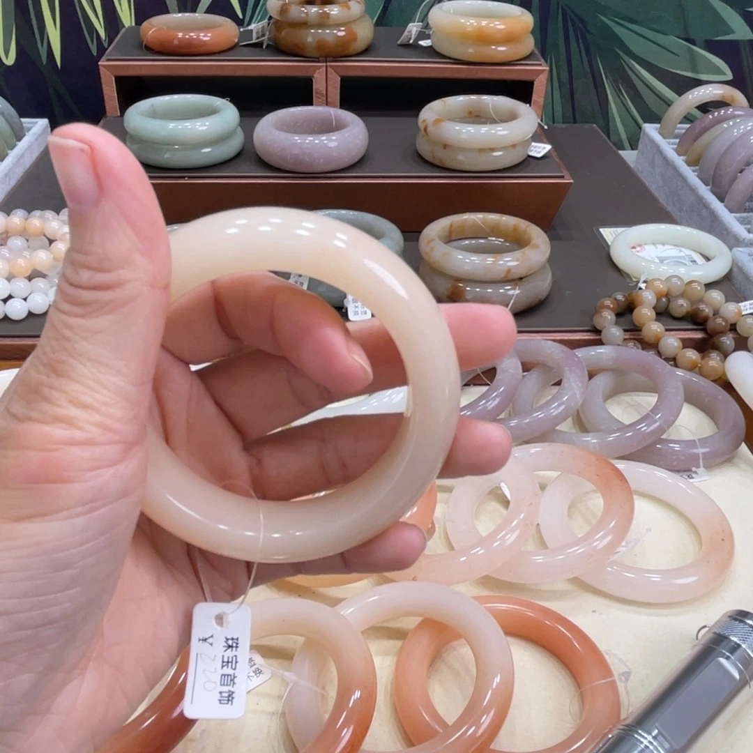 ****石英岩玉未镶嵌手镯