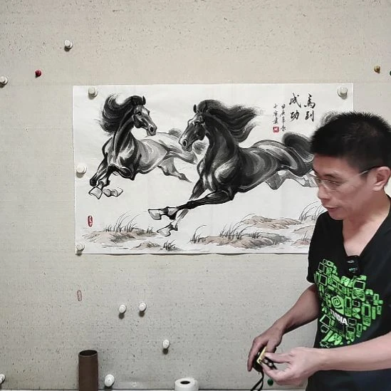 横款周士宸水墨写意奔马作品