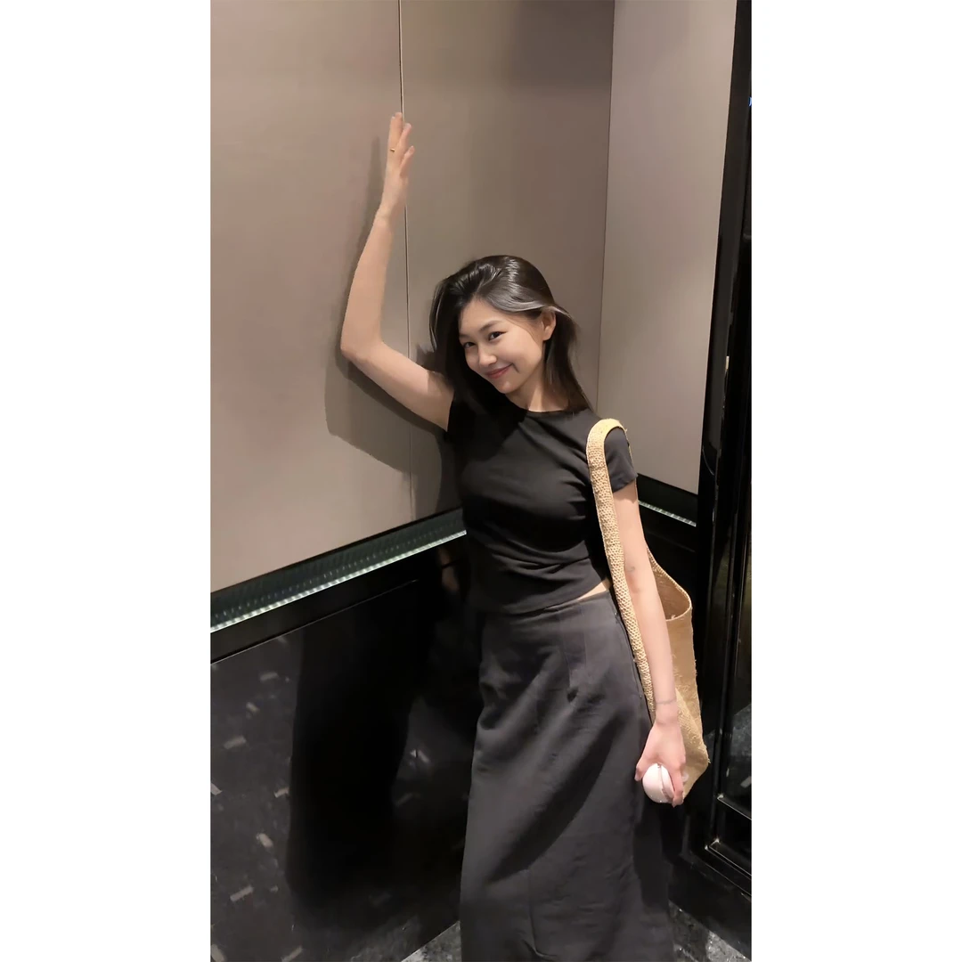 时尚套装圆领短袖T恤女2025夏季高级感百搭显瘦黑色开叉半身长裙