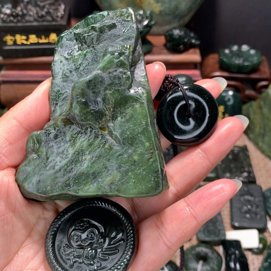 泰山玉原石挂件三件