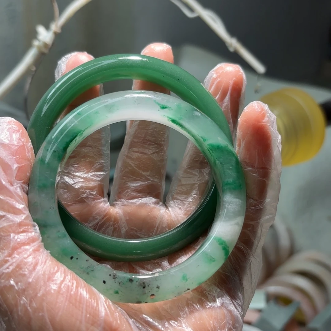 *****石英质玉（非洲翠）未镶嵌手镯