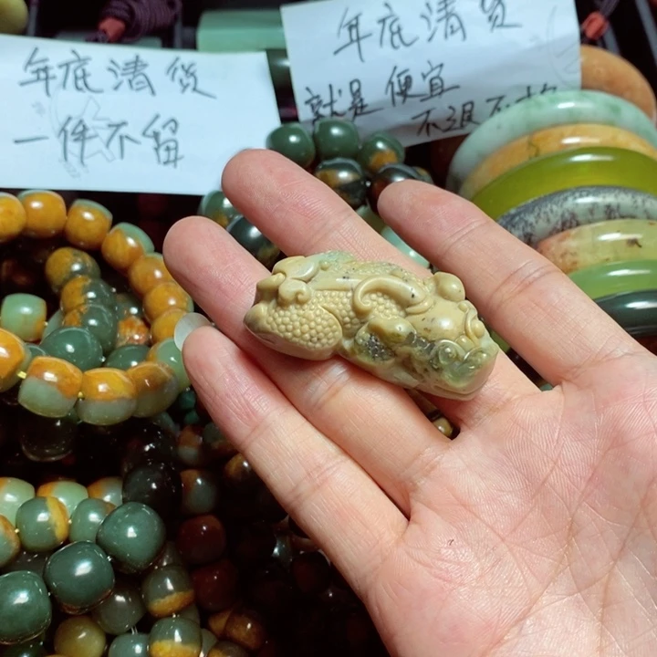 蛇纹石玉颈饰合金