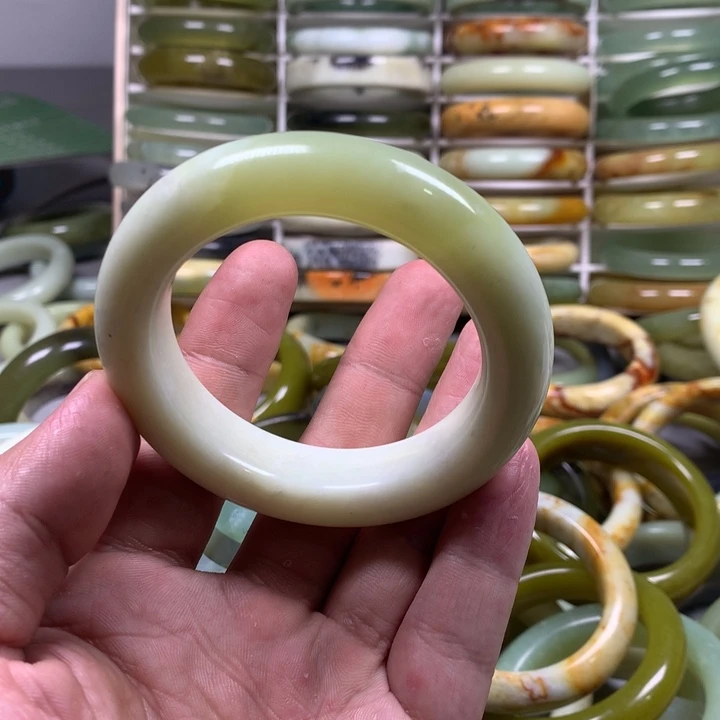 蛇纹石玉手镯未镶嵌?**璃