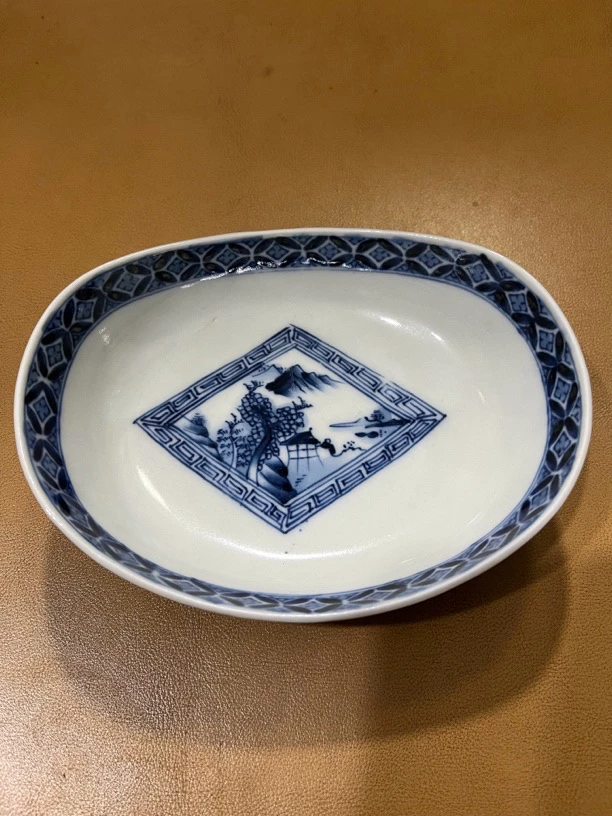 舶来精美青花手绘开窗山水人物内外绘盘（14cm*11cm*5cm)）年代痕迹