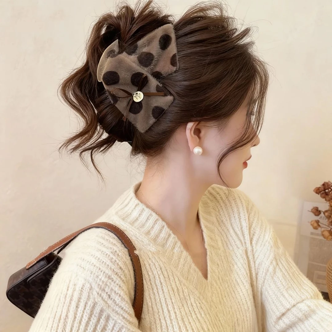 温柔奶咖三角抓夹波点毛绒鲨鱼夹时尚气质新款大号盘发夹秋冬发饰