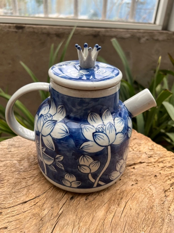 【近山古美】荷花鱼皇冠凉水壶高温手绘釉下青花