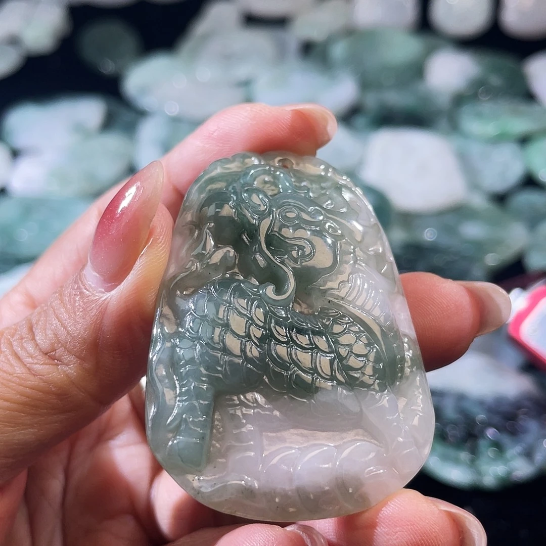 沧***.翡翠未镶嵌颈饰麒麟