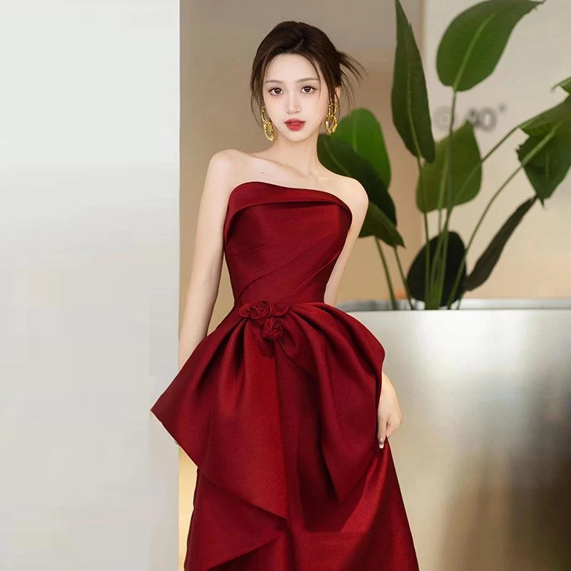 酒红色抹胸敬酒服女2025新款高级感订婚结婚缎面酒红色鱼尾敬酒服