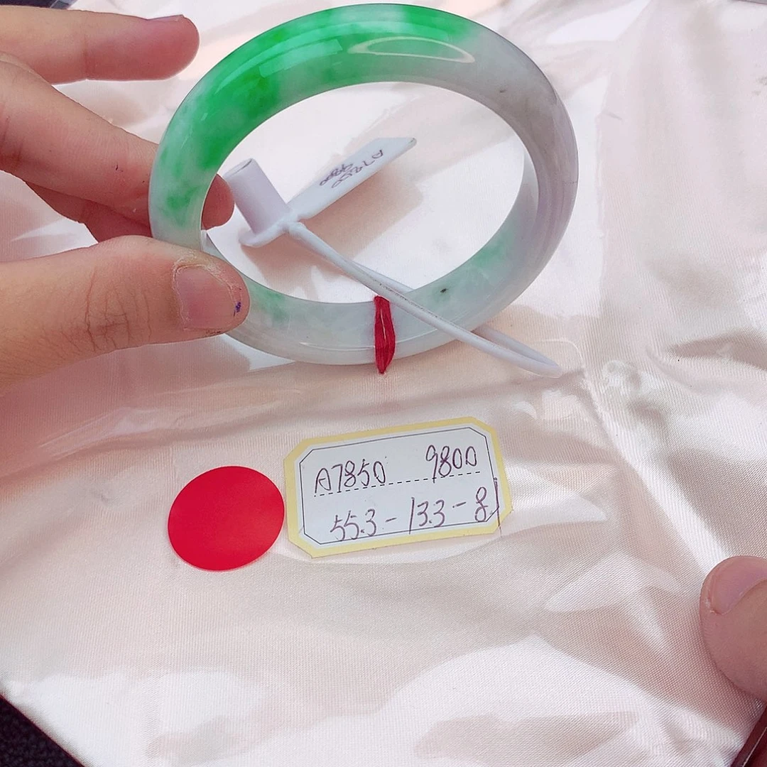 翡翠手镯足铂镶嵌我