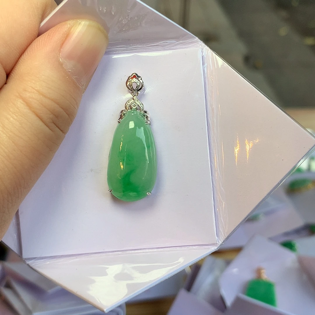 翡翠18K金镶嵌颈饰福瓜