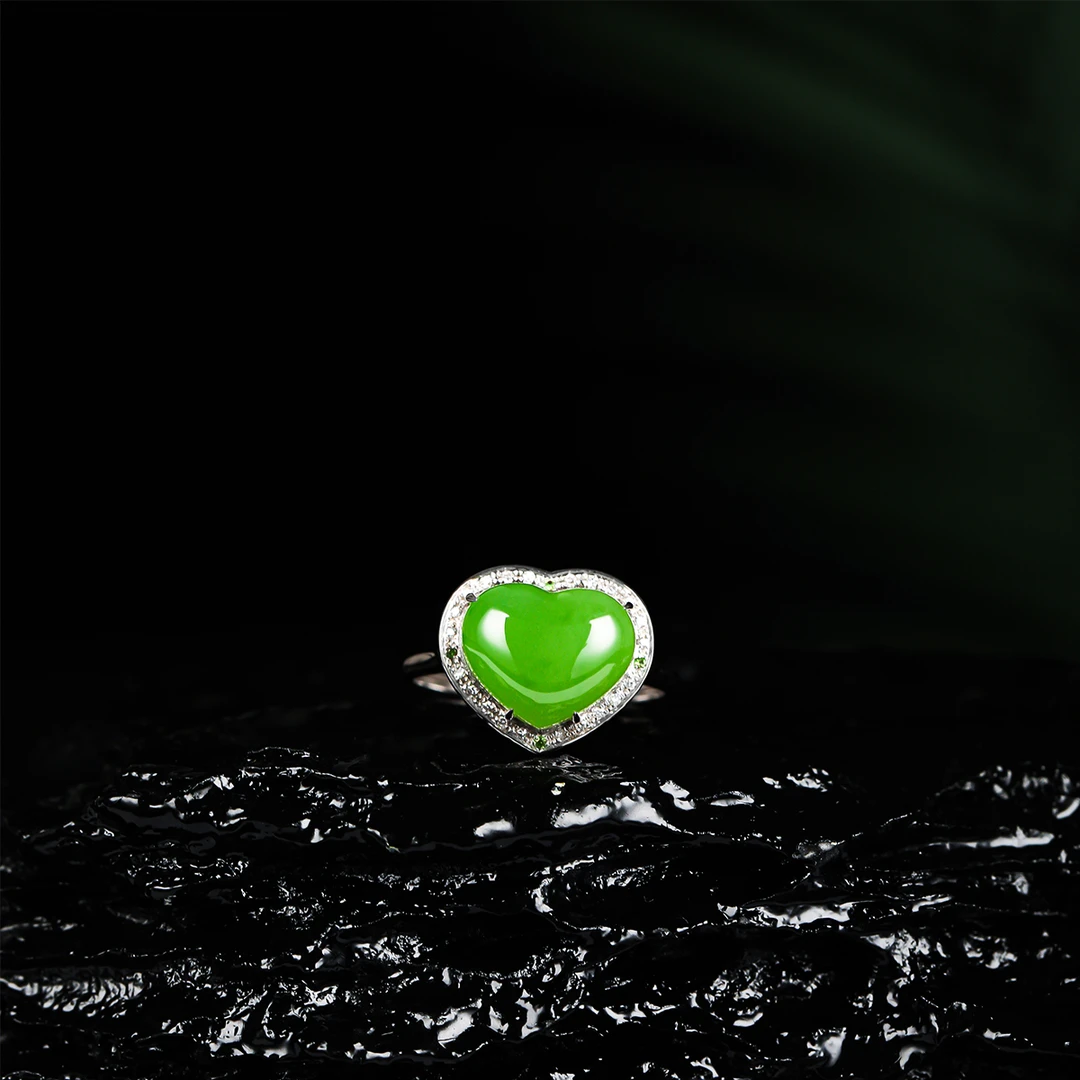 【高色】18K金镶嵌10*12mm苹果绿爱心戒指HNZ13656