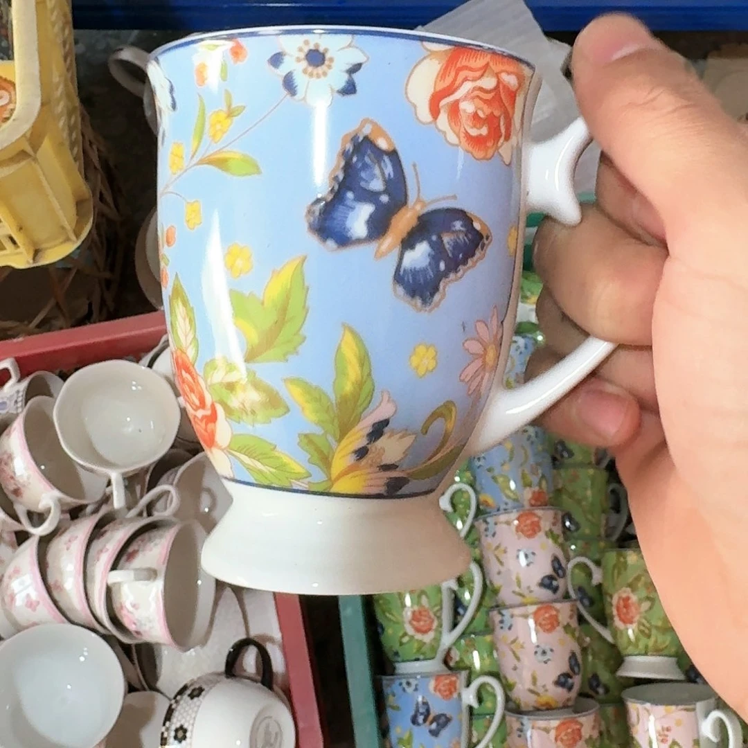 瓷喜欢拍一个杯子