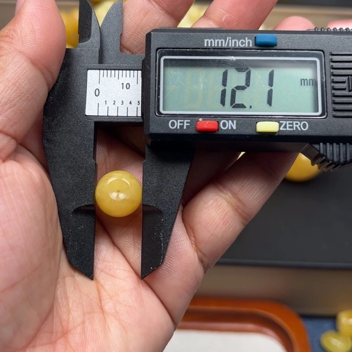 琥珀未镶嵌珠宝奇石M211号鸡油黄微瑕