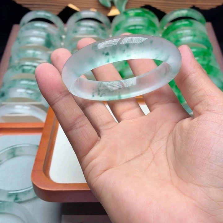 @***姐石英质玉未镶嵌手镯