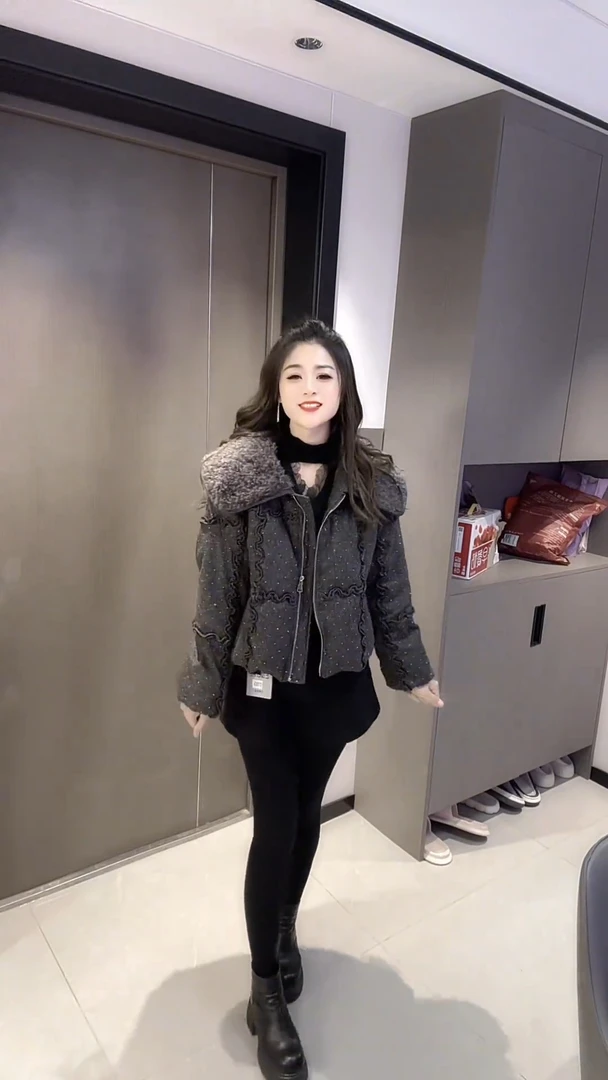 2025冬季新款女韩版时尚洋气亮晶晶羊羔毛拼接娃娃领短款棉服外套