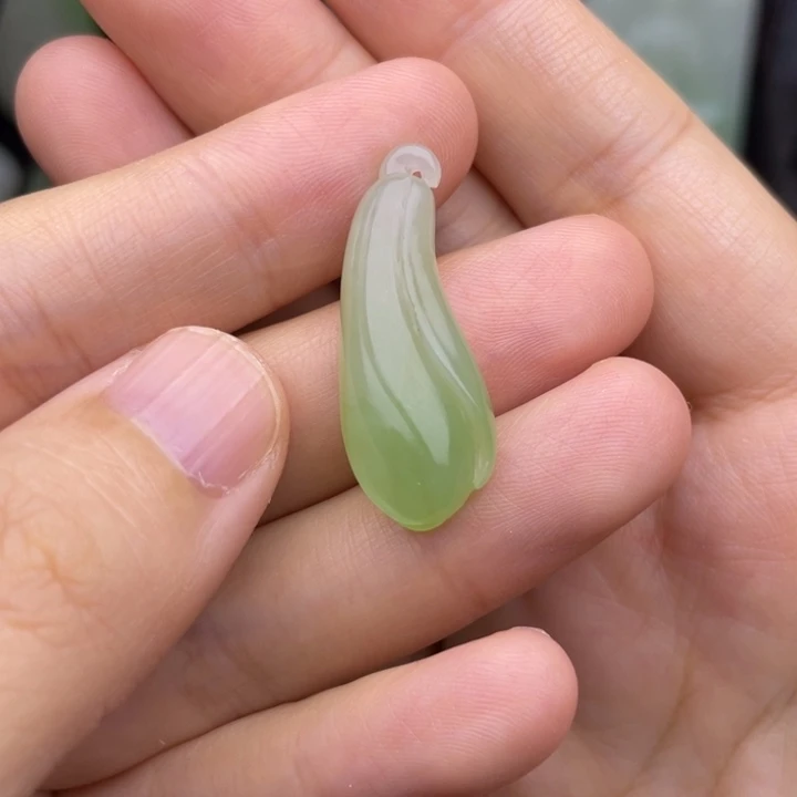 和田玉未镶嵌颈饰鲁***豆