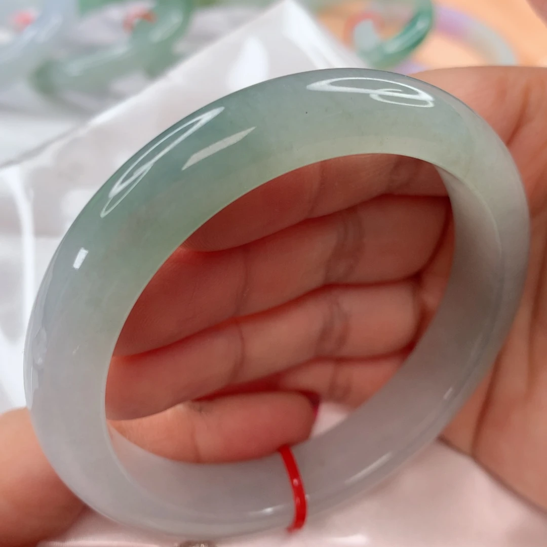 翡翠手镯未镶嵌冰透