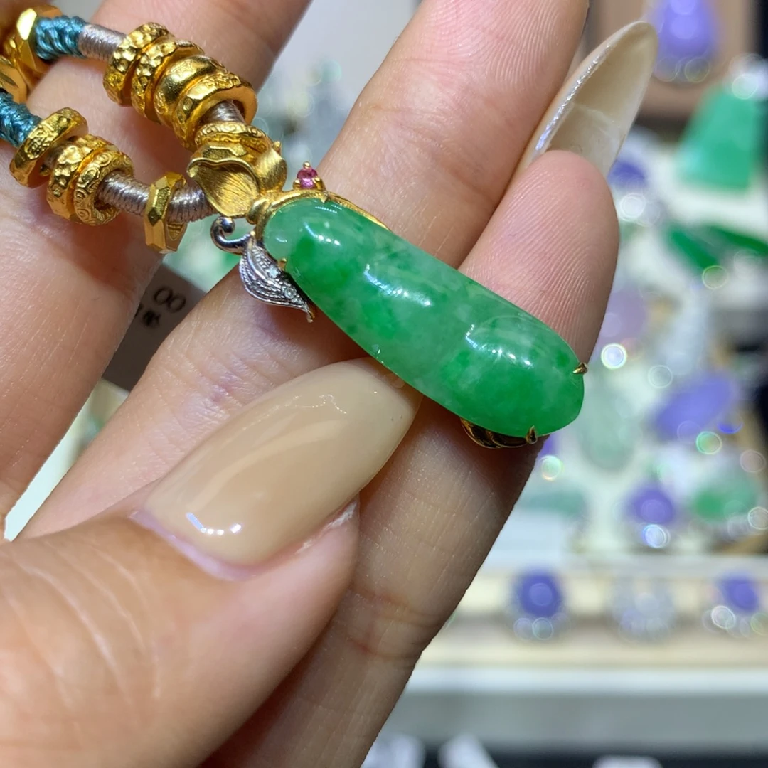 翡翠18K金镶嵌颈饰