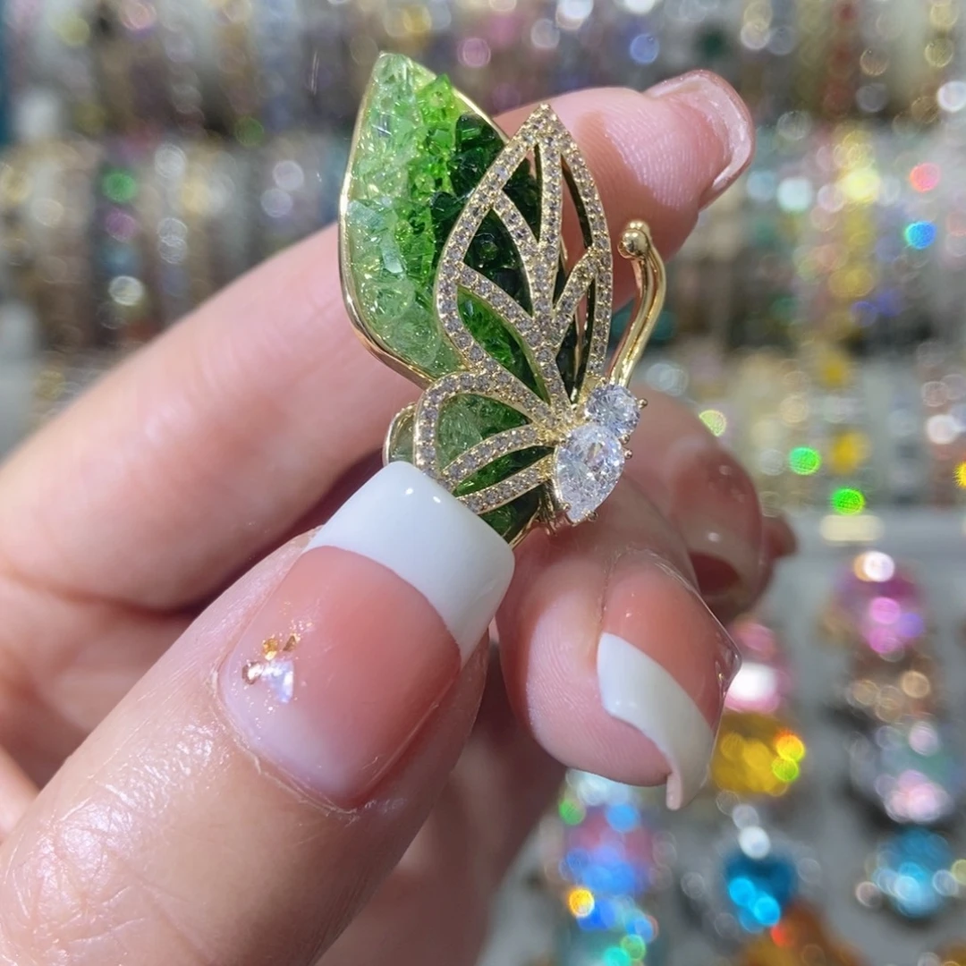11锆石（处理）胸针