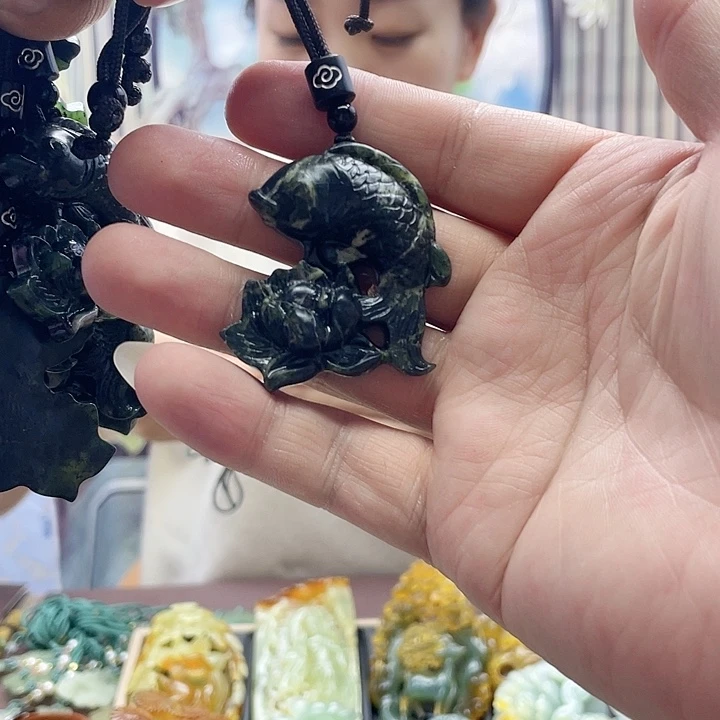 蛇纹石玉未镶嵌颈饰