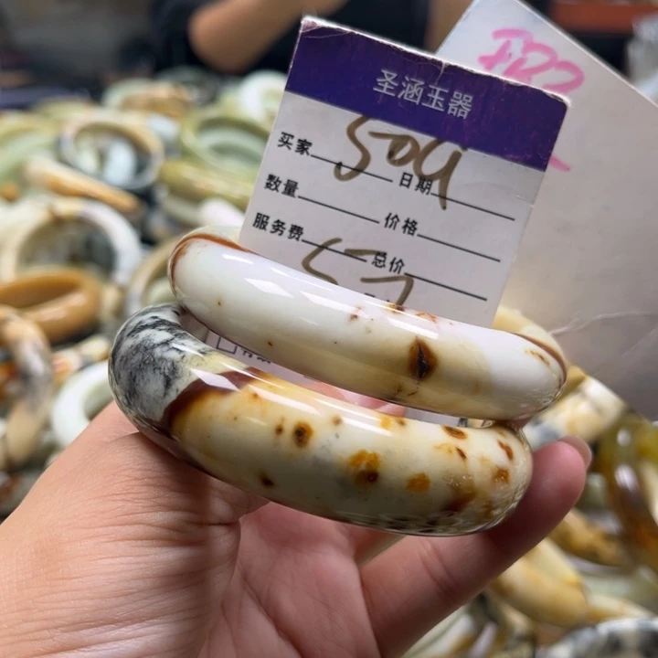 德***拉蛇纹石玉未镶嵌手镯