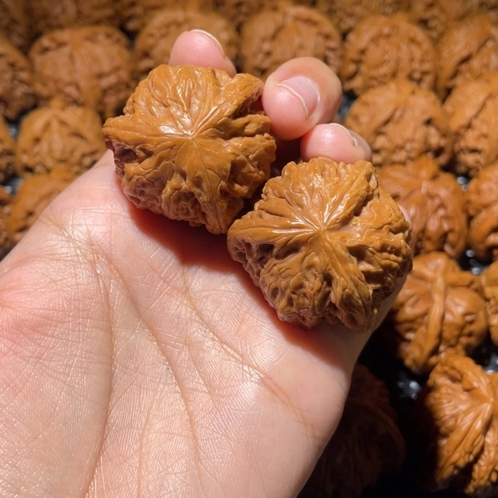 ****可桃核吊坠小妹三棱