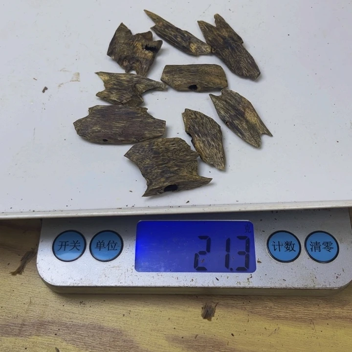 s***晓沉香碎屑沉香白棋21 克。。。