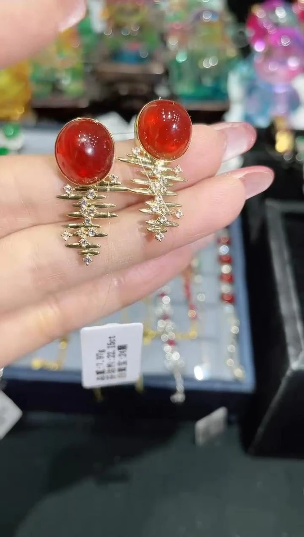 18K金镶嵌芬达石耳饰