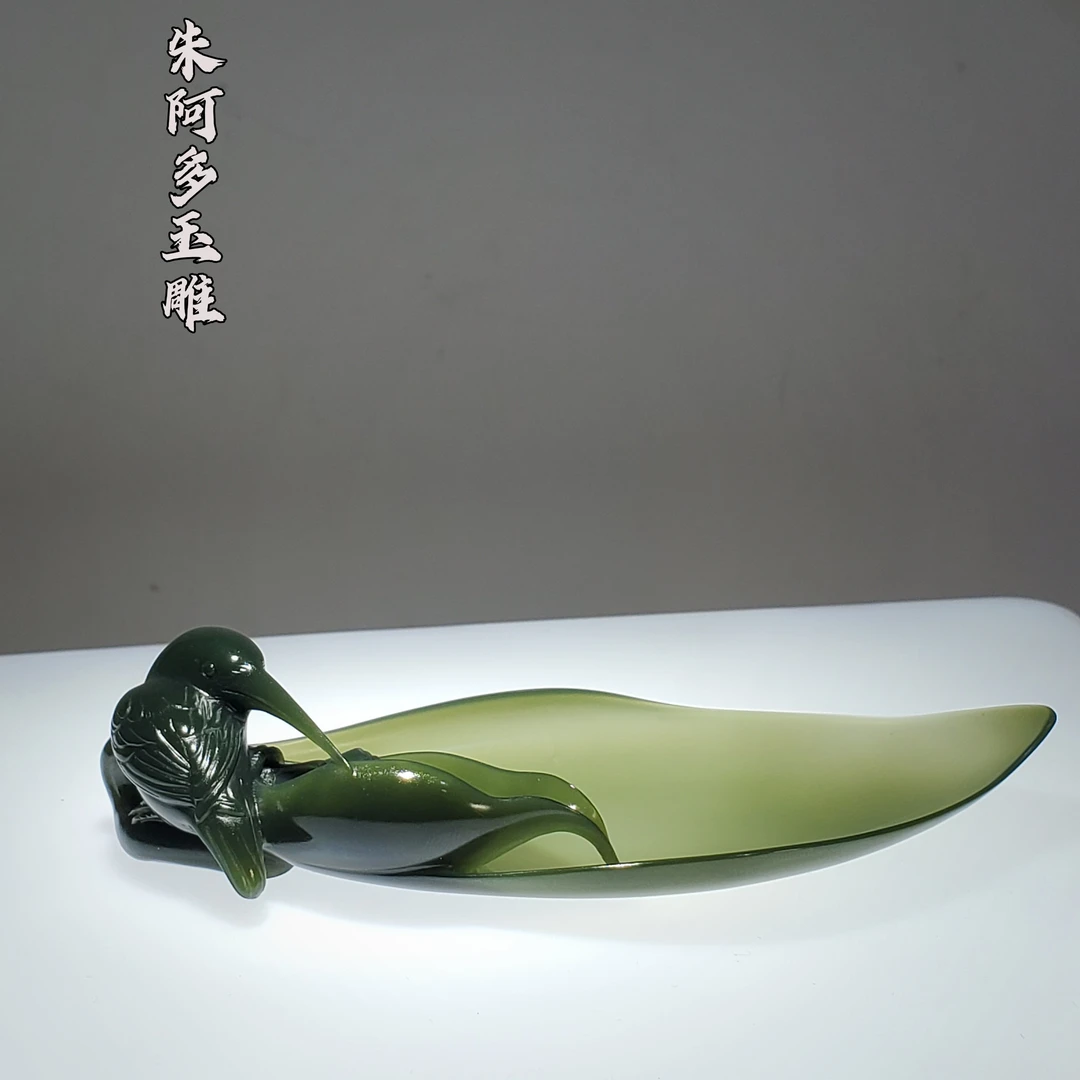 朱阿多工艺极细青玉茶则，雕工精妙，翠鸟栩栩如生，以莲花作题材