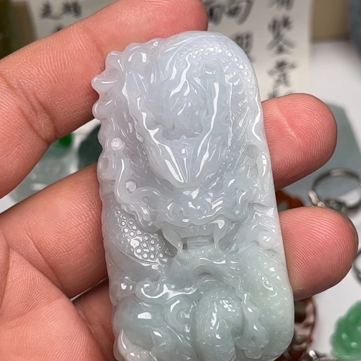 翡翠未镶嵌颈饰龙