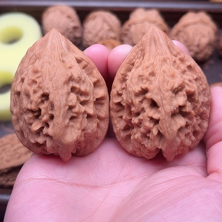 瘦***弟文玩核桃吊坠大沽石41全