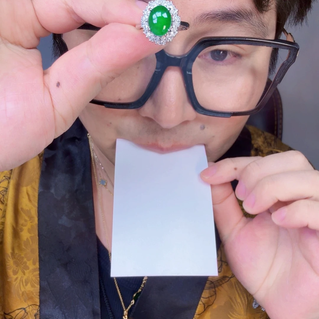 翡翠未镶嵌颈饰一件