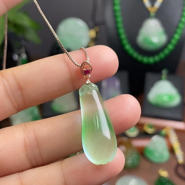 翡翠未镶嵌吊坠(赠链)