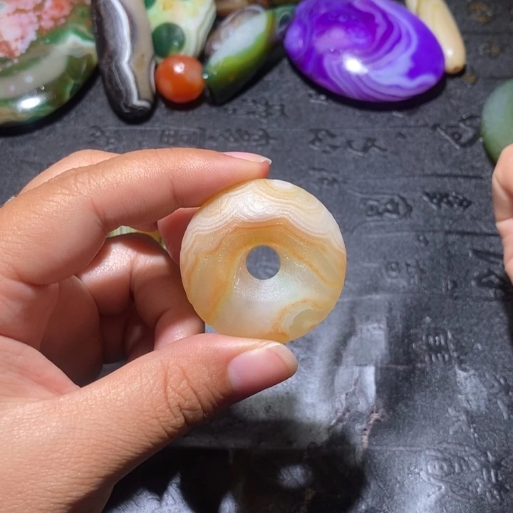 颈饰未镶嵌石英质玉