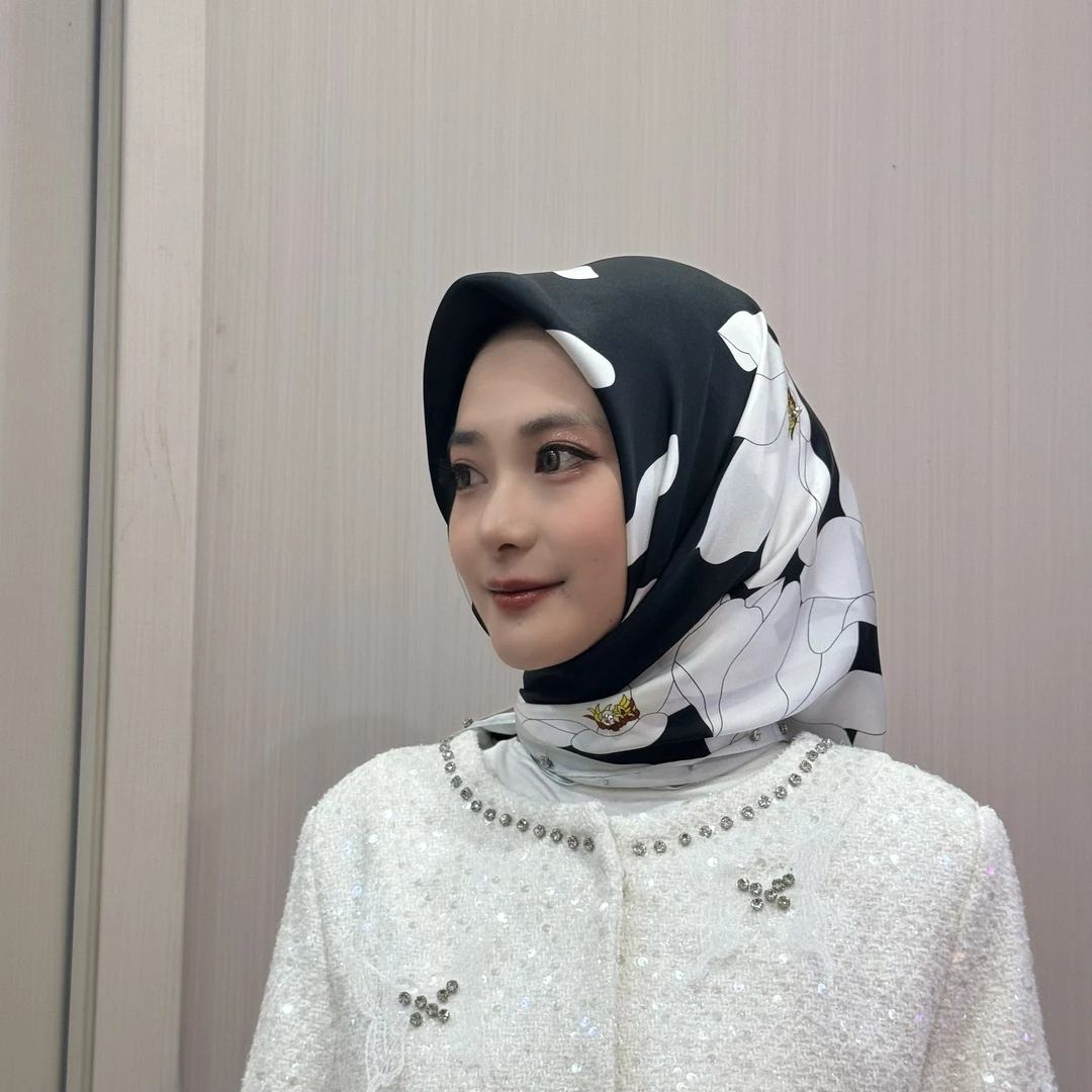 若颜钉钻丝缎印花方巾