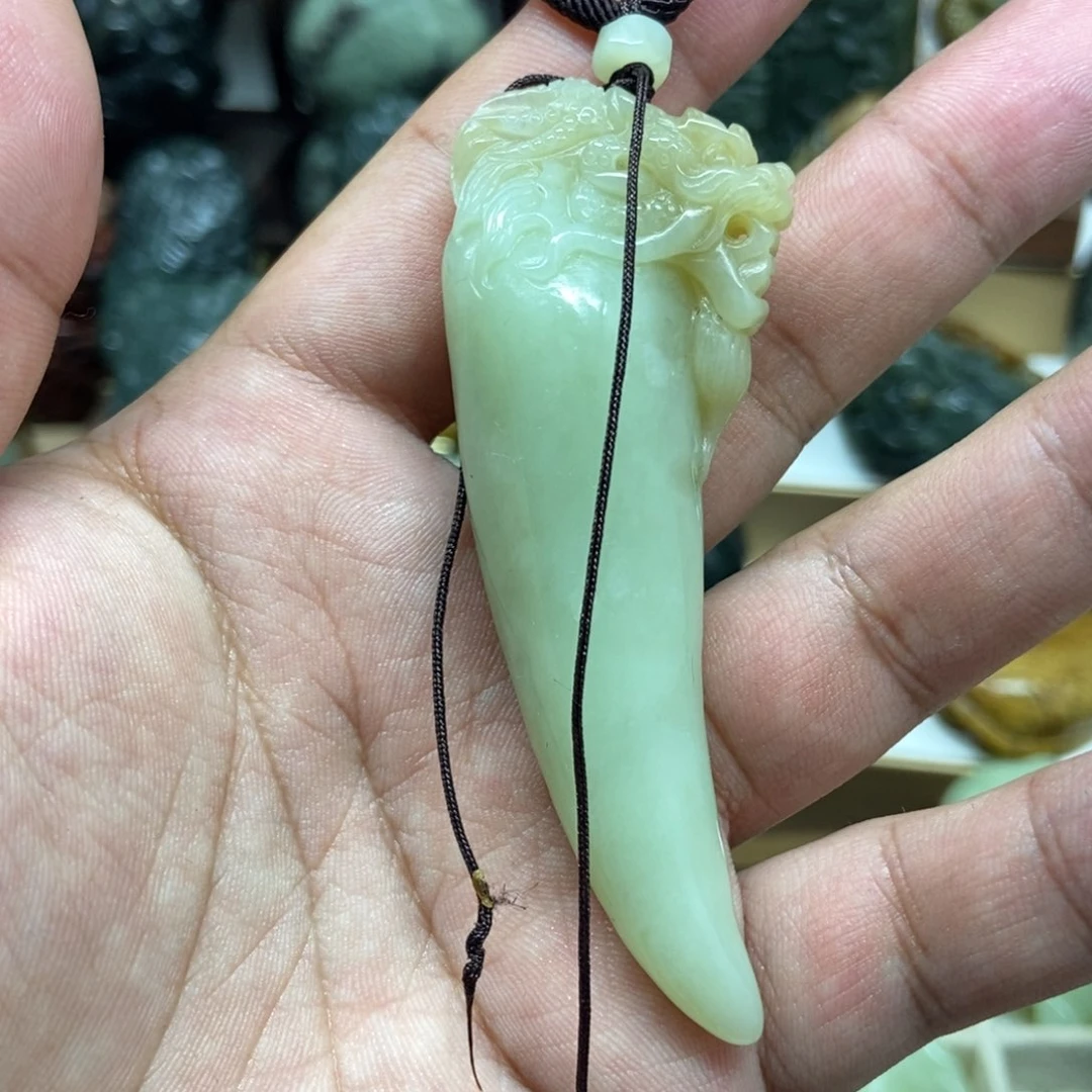 未镶嵌岫岩老玉（透闪石质玉）挂件身****！