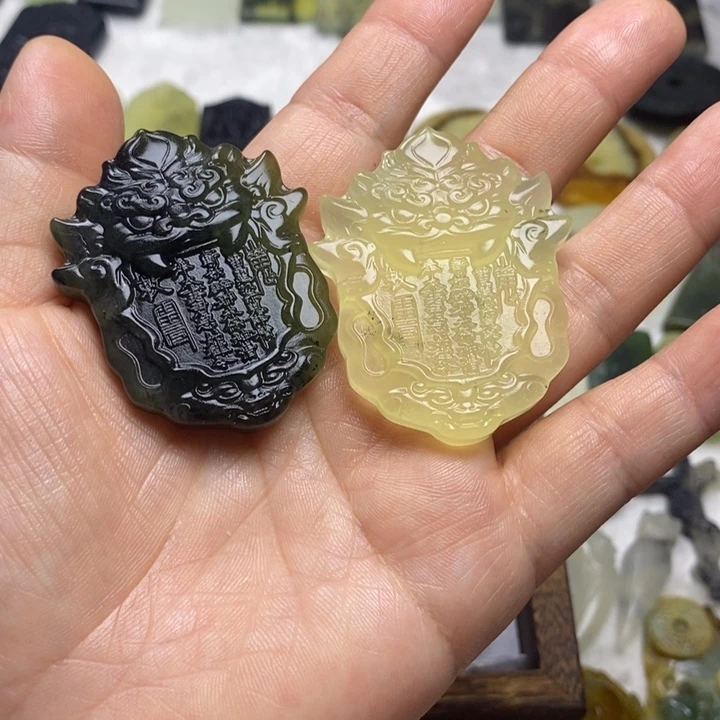 蛇纹石玉合金颈饰百**润