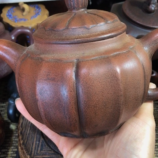 茶壶紫砂原矿泥料手工制作的一把紫砂壶。