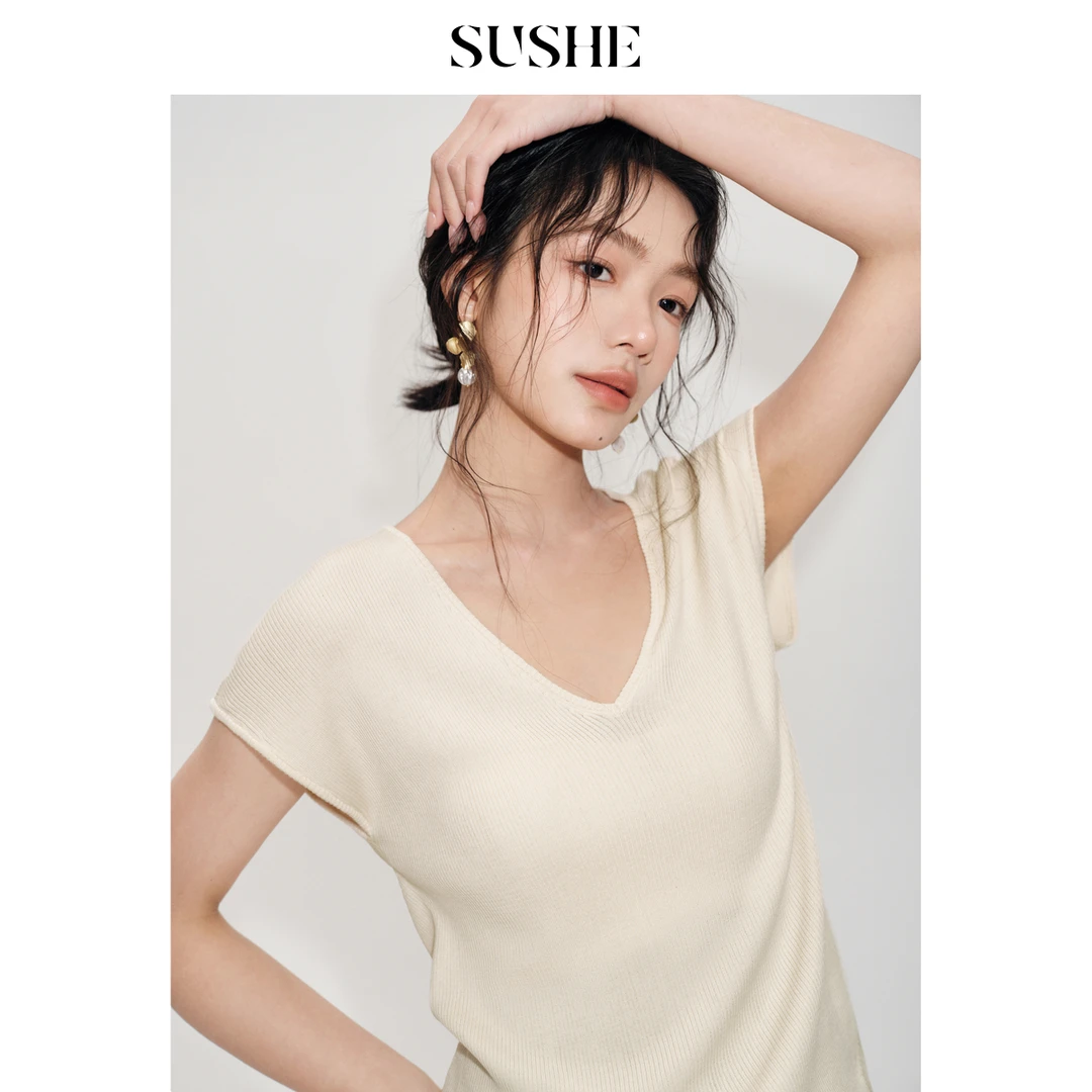 束皙/SUSHE浪漫大V领包肩小飞袖高弹细坑条针织圆弧摆气质女夏季