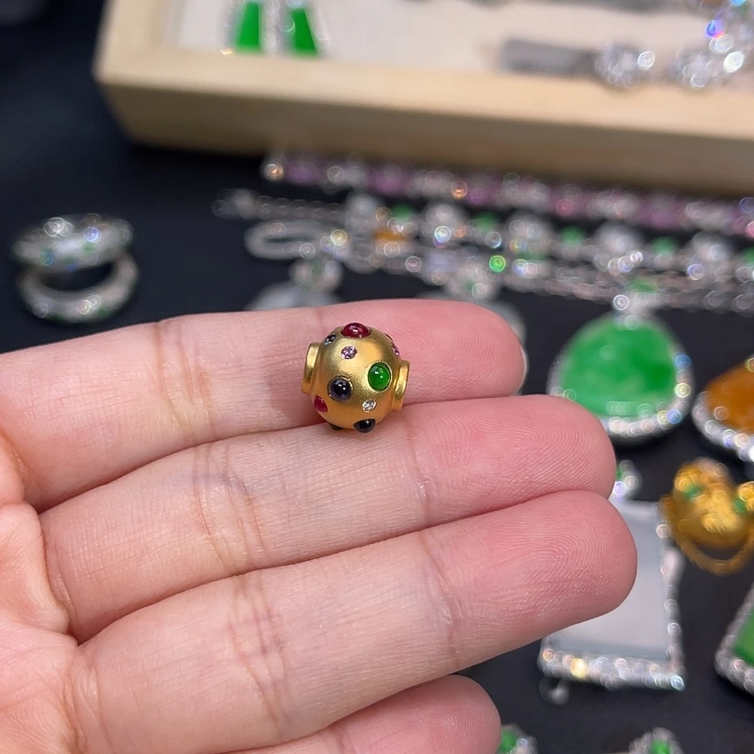 颈饰18K金镶嵌翡翠路路通