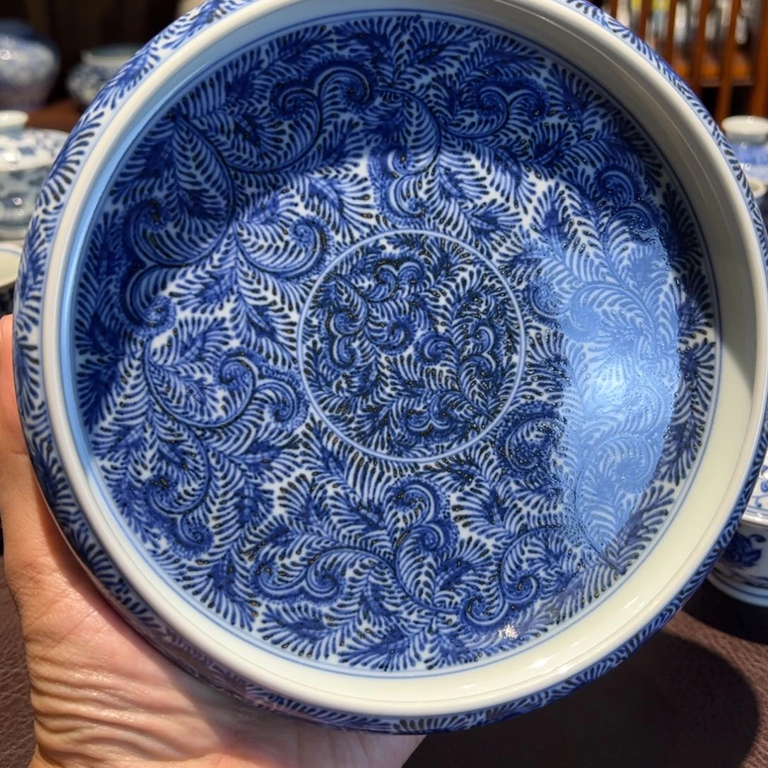 精品青花卷草纹壶承口径约17厘米