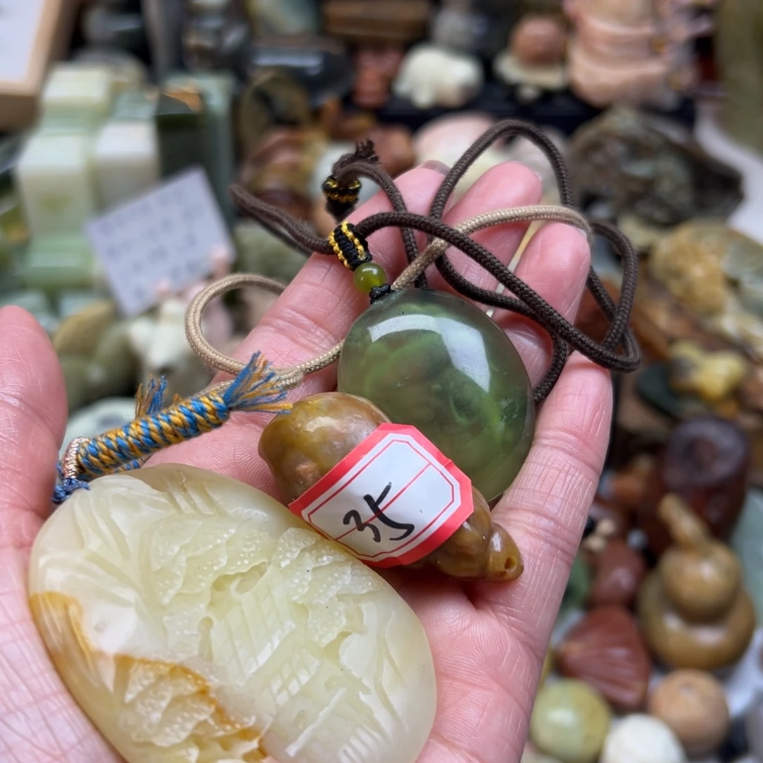 ****‍岫玉未镶嵌颈饰三个一起