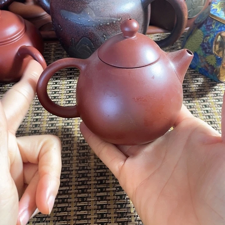 紫砂茶壶原矿泥料手工制作的紫砂壶。