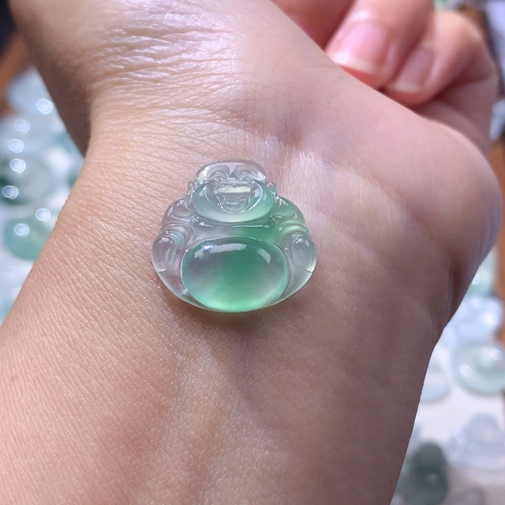 颈饰未镶嵌翡翠冰种飘阳绿佛公