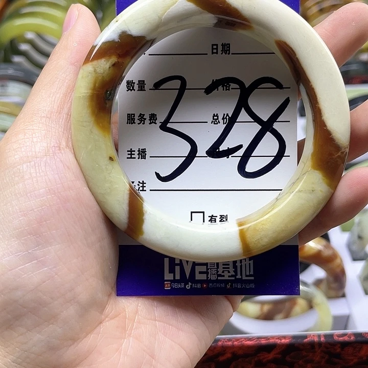 蛇纹石玉手镯合金逛**吃