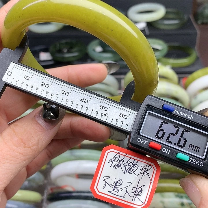 蛇纹石玉手镯未镶嵌360