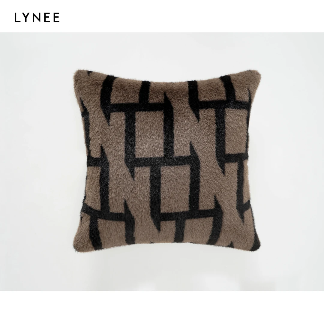 LYNEE LOGO老花抱枕 LZD2EAA005
