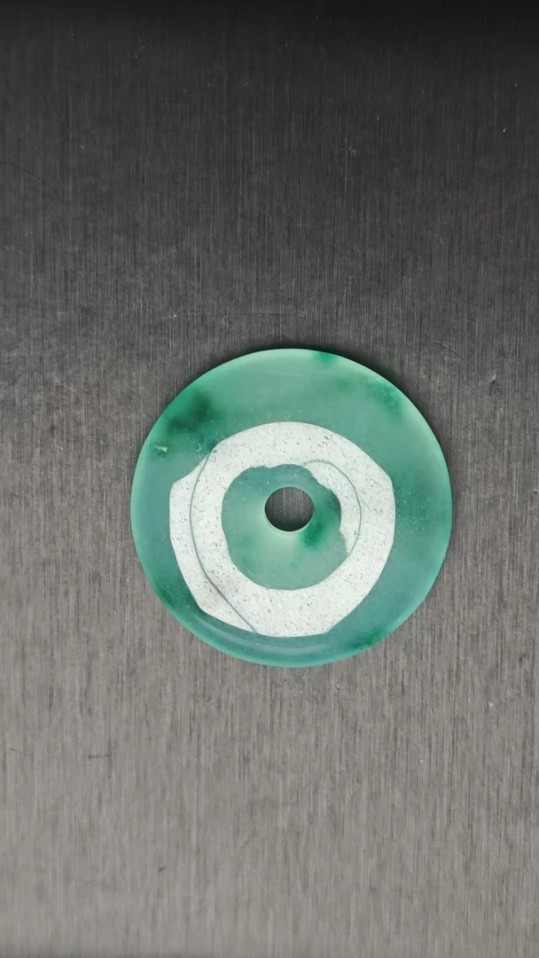 YY12翡翠吊坠【邂逅翡翠高冰吊坠，冰透绿意，开启浪漫时光】